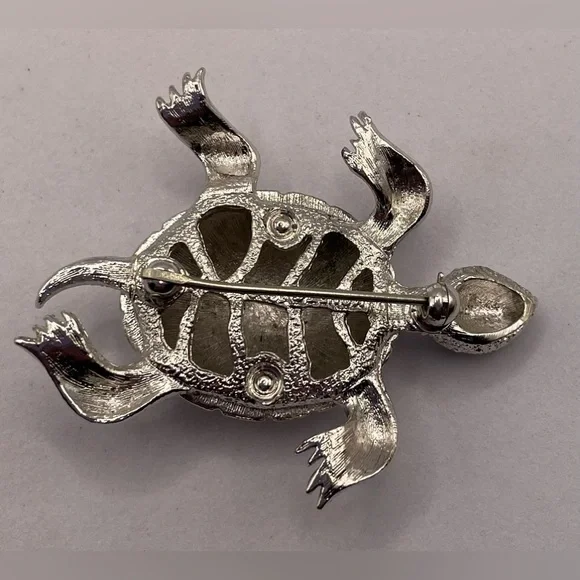 Vintage Signed Monet SilverTone Sea Turtle Brooch Pin Crystal Emerald Green Eyes - Picture 4 of 7